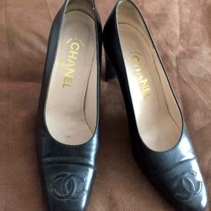 CHANEL BLACK LEATHER PUMPS